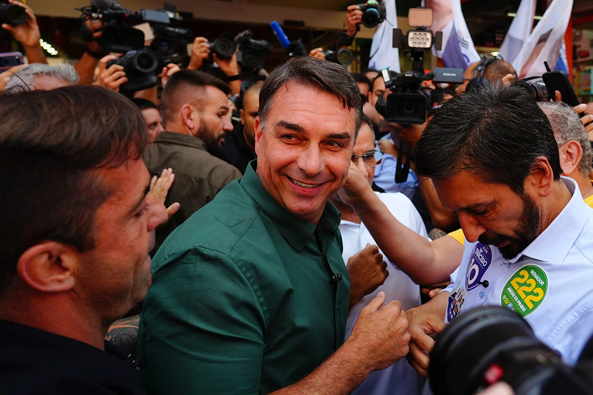 Flavio Bolsonaro participa de caminhada no Brás, em São Paulo