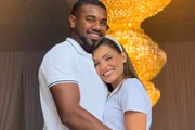 Davi Brito se emociona ao receber a noiva, Emily Araujo, no altar