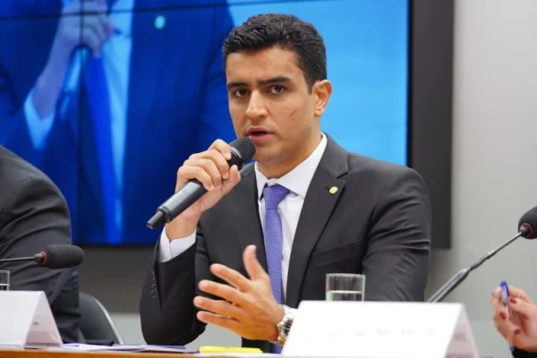 JHC aposta em assédio judicial contra mídia para abafar suspeitas sobre ele
