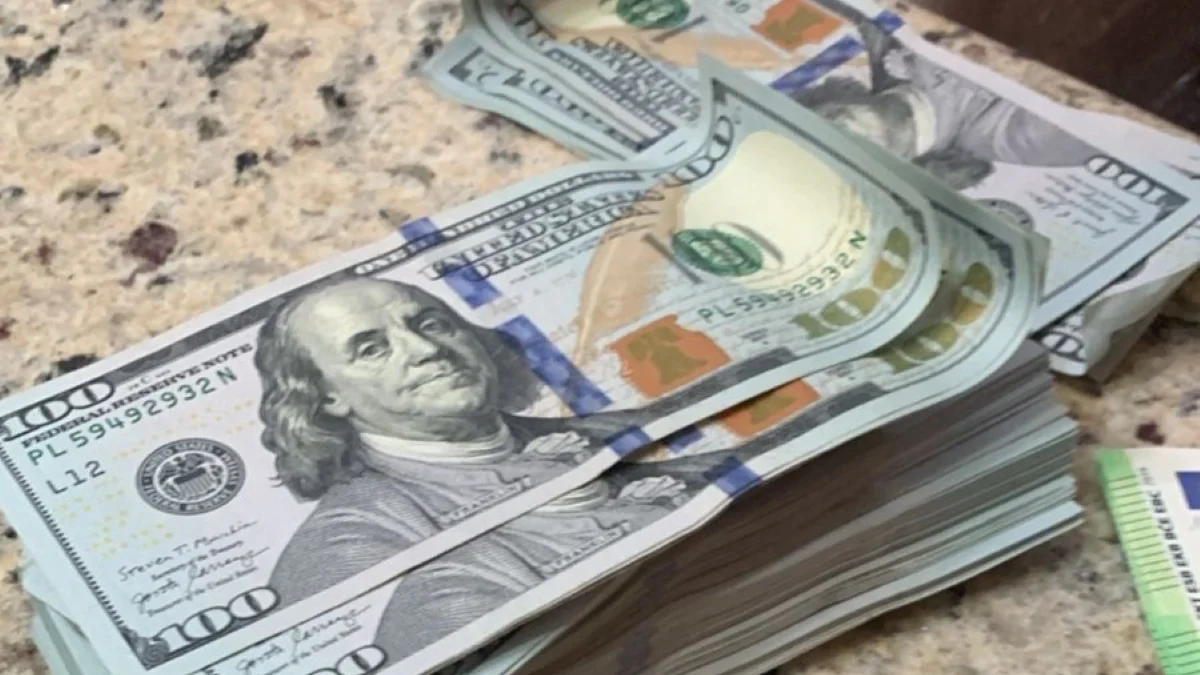 Dólar abre dia com leve queda na esteira de incertezas na guerra EUA x Irã