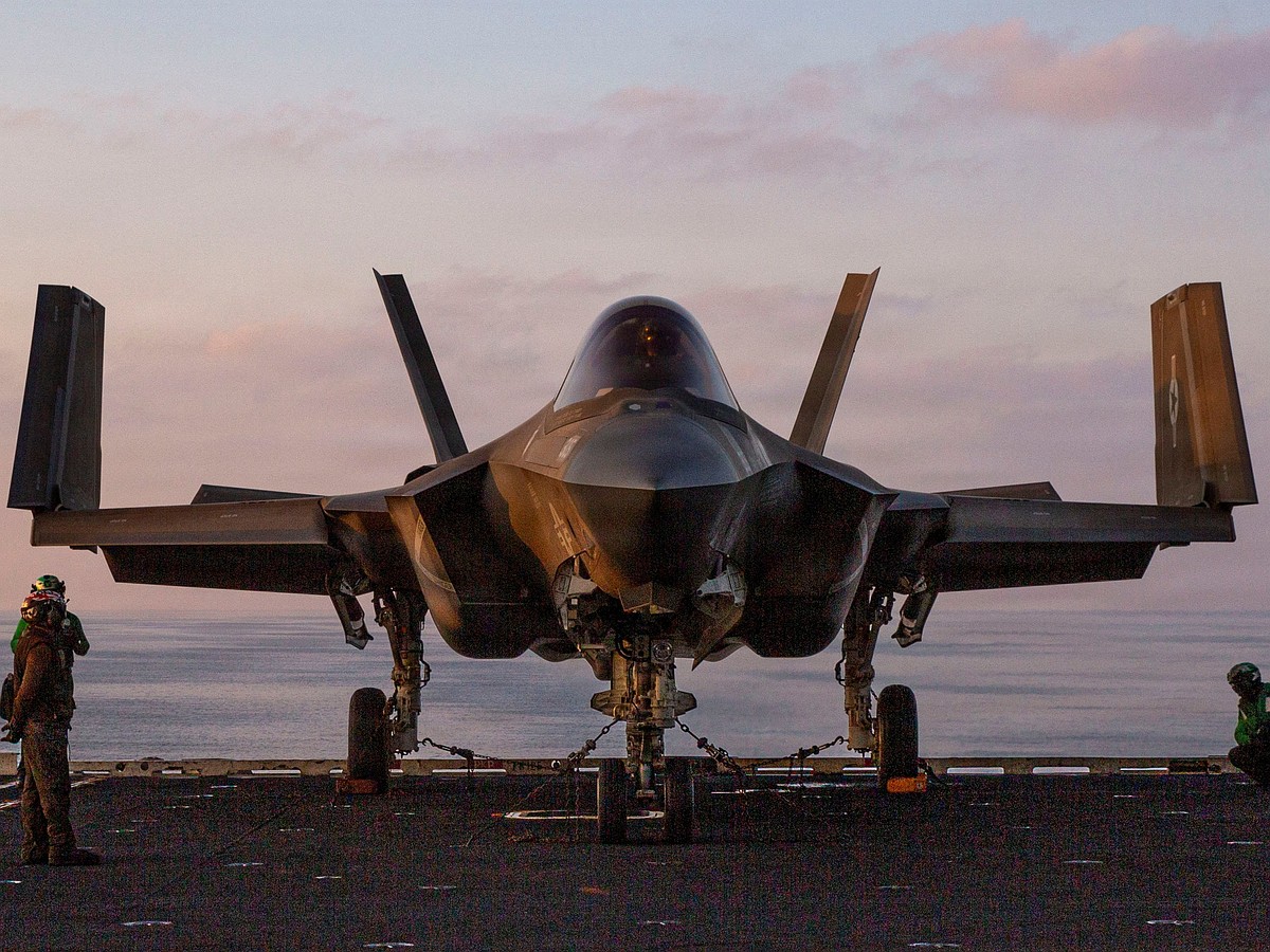 Quatro pessoas morreram em ataque dos EUA a um barco com supostos traficantes de drogas no Mar do Caribe