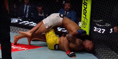 Raoni Barcelos caiu desacordado após cair no tatame Foto: Reprodução/Paramount+/UFC