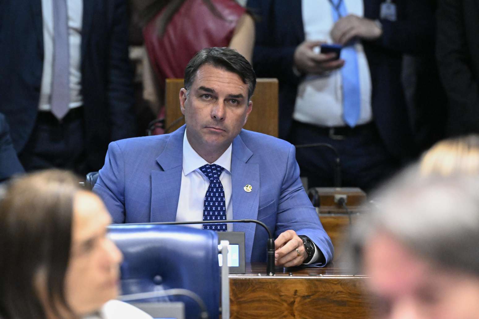 Ex-sócio de Flávio teria atuado durante anos como uma espécie de responsável informal por despesas do político e afirmações contidas no material associam os gastos a recursos cuja origem seria questionável