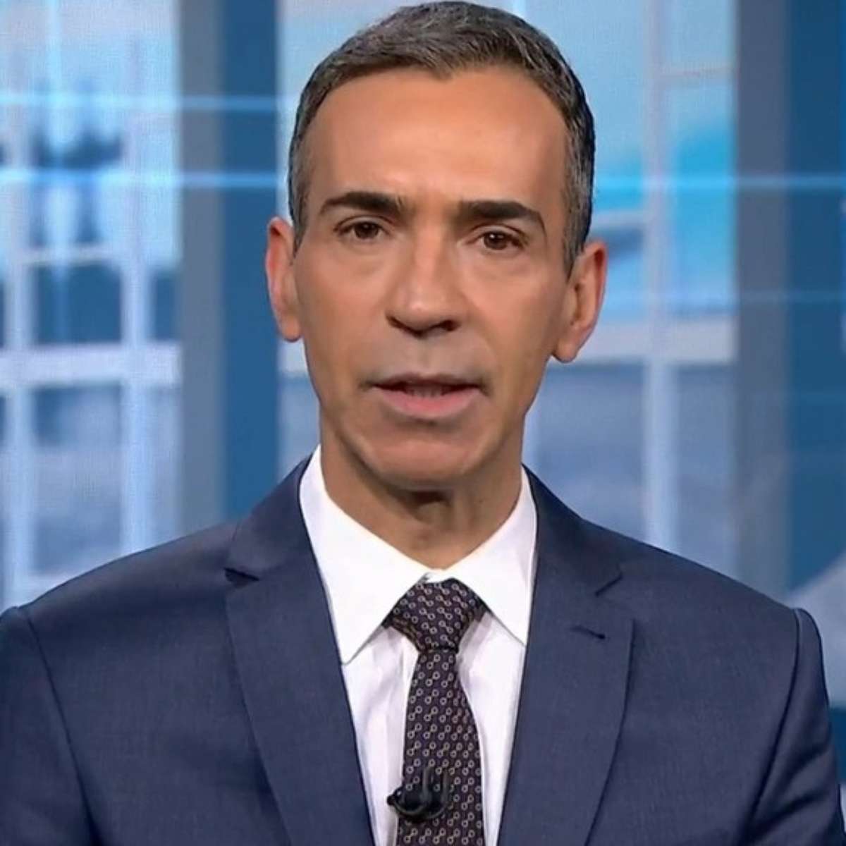 Tralli precisa evitar o estresse que Bonner passou por desobediência e provocação no debate presidencial