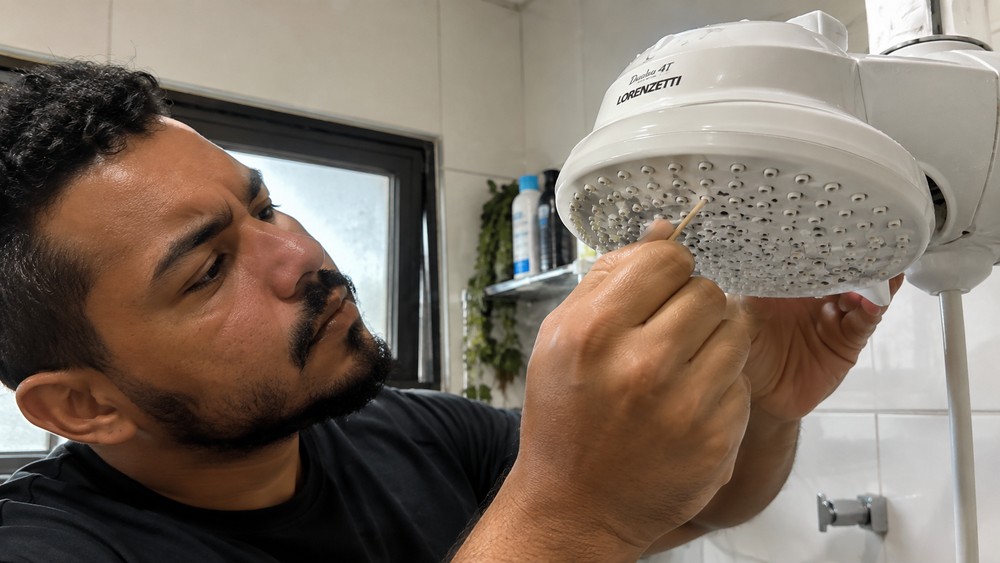 Enfiar uma agulha ou outro objeto fino nos furinhos parece uma maneira prática de retirar a sujeira, mas pode acabar causando outro problema — Foto: Imagem gerada por IA
