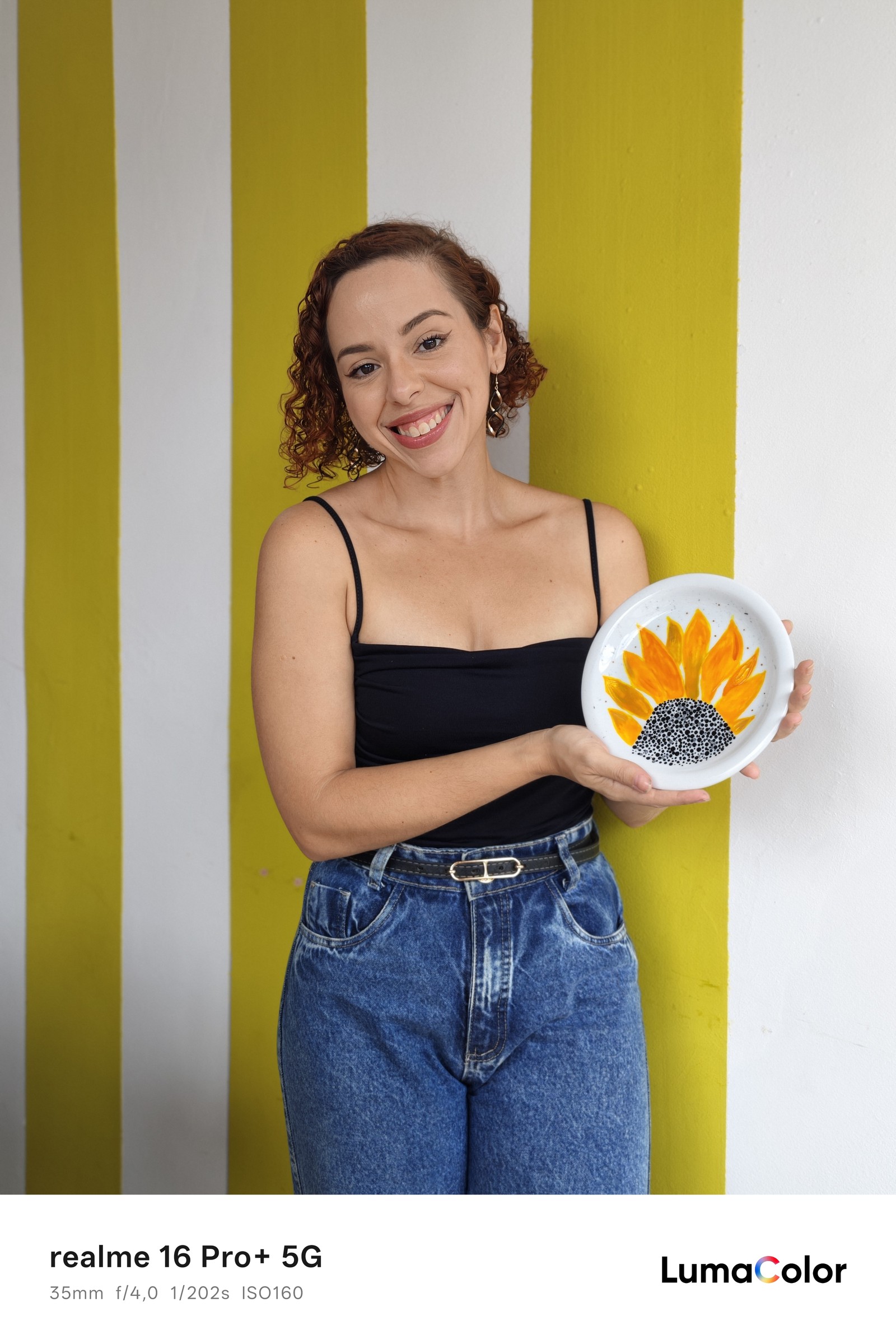 Ana Letícia com prato pintado; foto tirada com realme 16 Pro+ — Foto: Ana Letícia Loubak/TechTudo