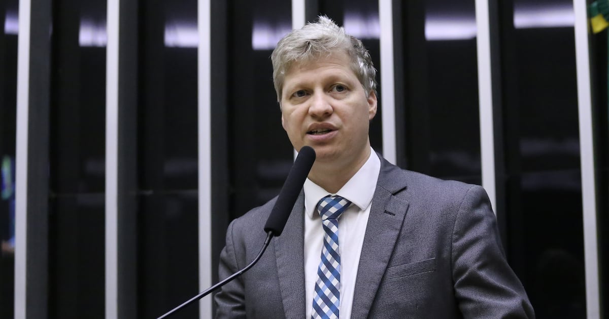Real Time: Van Hattem lidera disputa pelo Senado no RS com 23%; disputa pelo 2º é acirrada