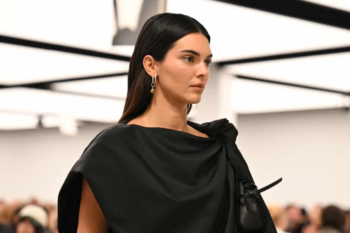 Com turbulências por todos os lados, a Armani joga com segurança e tranquilidade em Milão