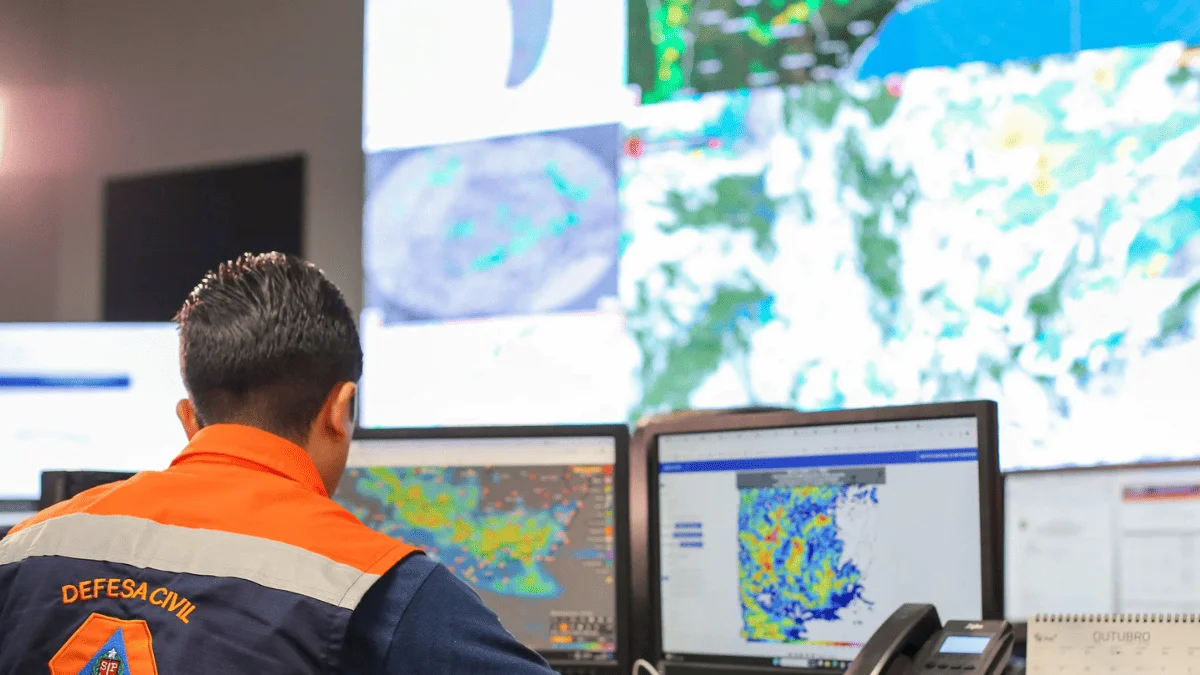 Diferentes cidades de SP recebem alertas para chuva e risco de incêndio