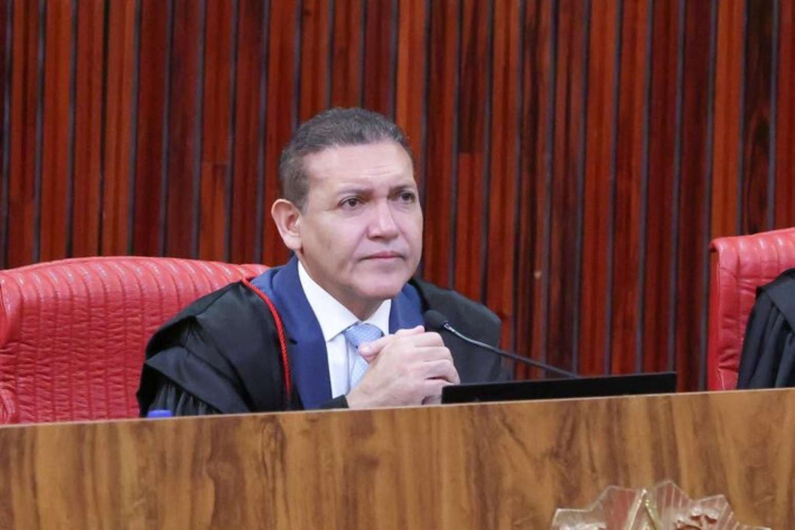 O presidente do TSE, Kassio Nunes Marques, reclama de interfer&ecirc;ncia entre cortes ao presidente do STF, Edson Fachin