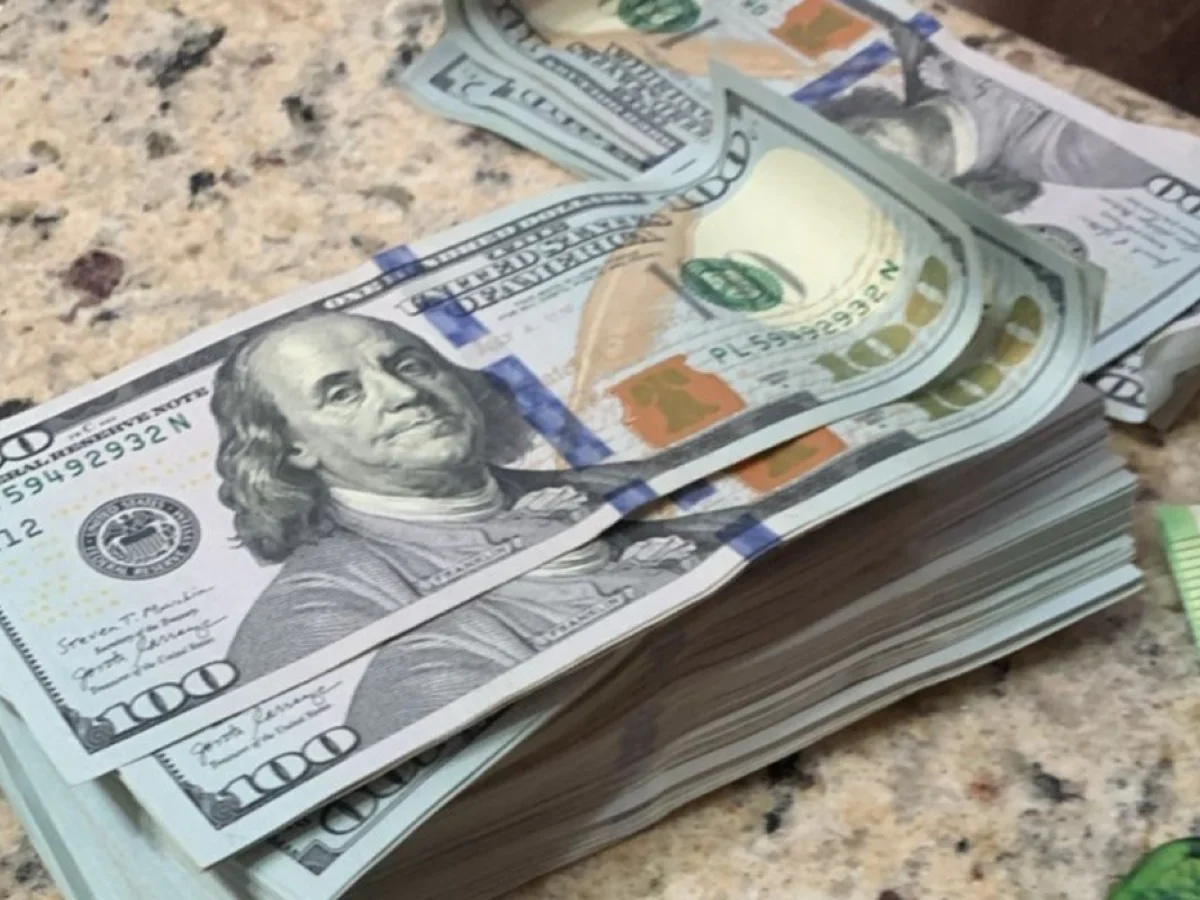 Dólar abre dia com leve queda na esteira de incertezas na guerra EUA x Irã