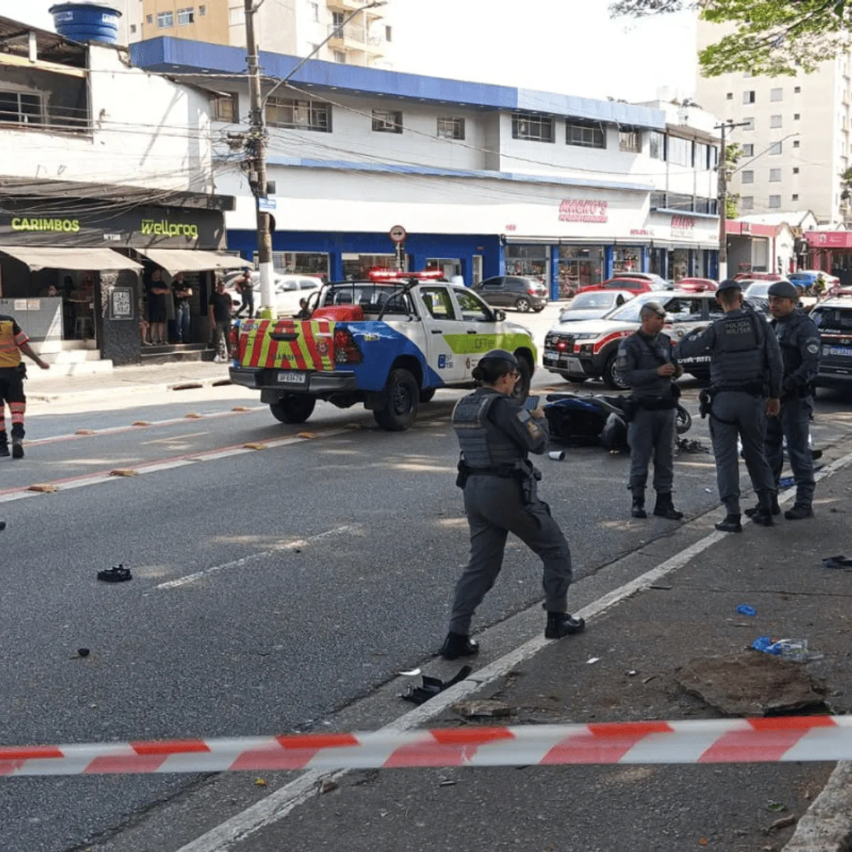 Carro bate em moto, sobe em calçada e deixa um morto e 4 feridos em SP
