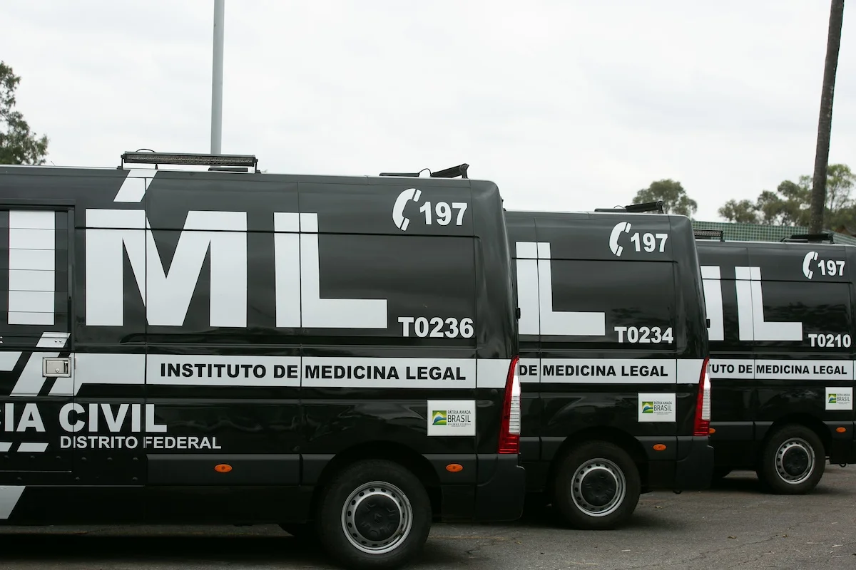 Imagem colorida de viaturas do Instituto Médico Legal do Distrito Federal