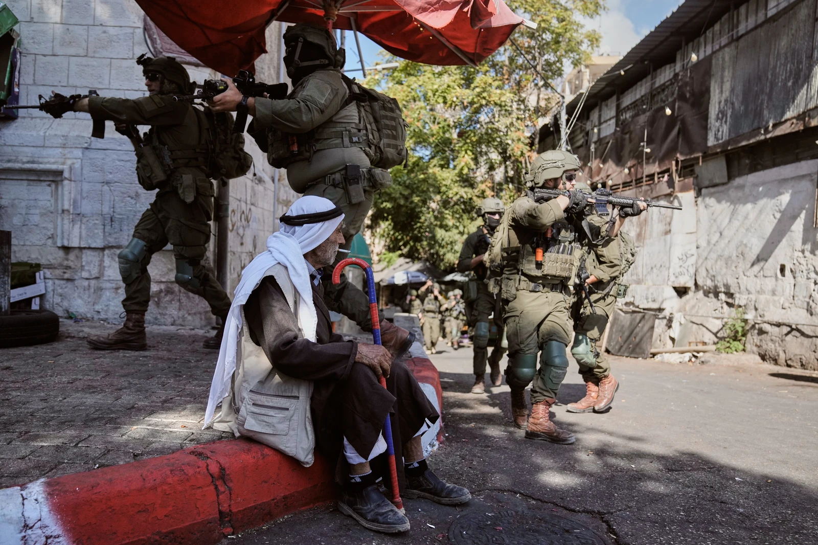 Mais de 100 colonos atacam vila na Cisjordânia, ferindo forças israelenses