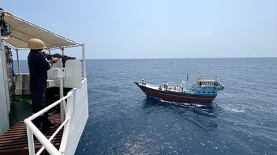 The smuggling attempt involved an Iranian dhow and five Pakistani nationals.