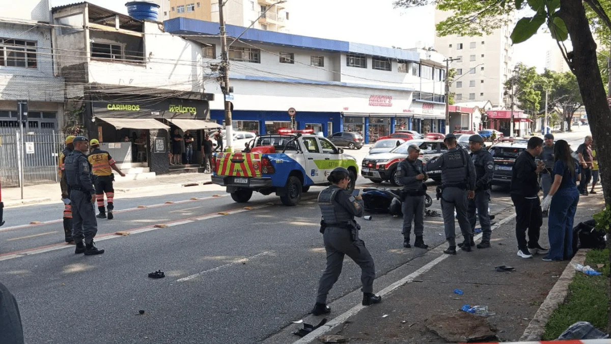 Carro bate em moto, sobe em calçada e deixa um morto e 4 feridos em SP