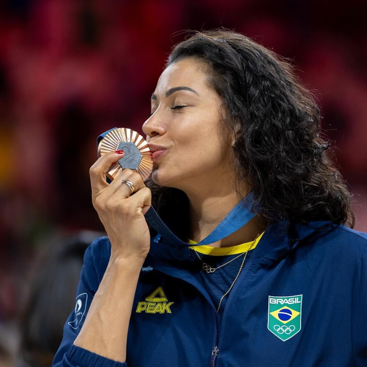 Carolana, medalhista olímpica de vôlei, revela diagnóstico de câncer: ‘Momentos super desafiadores’
