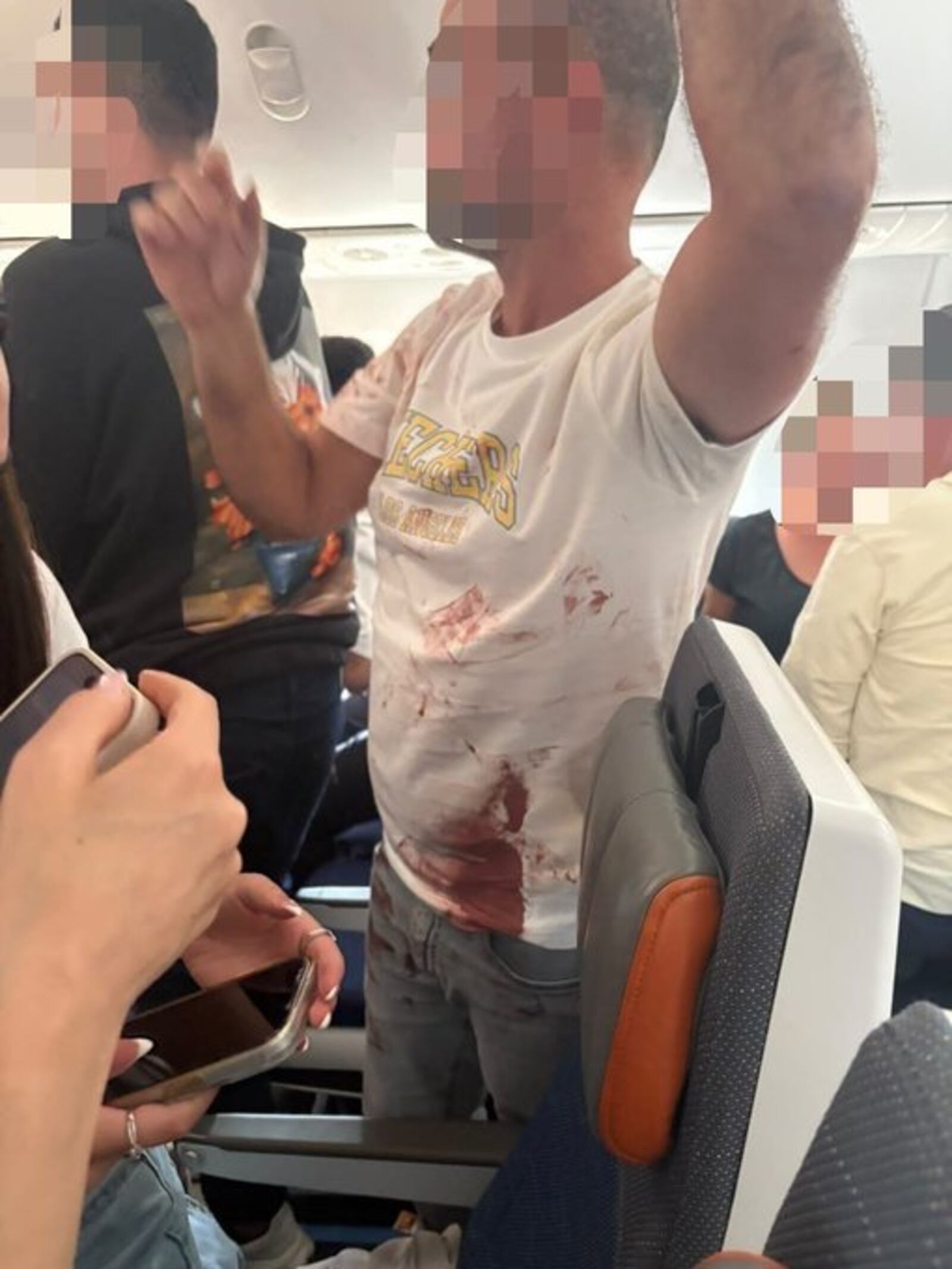 Homem ensanguentado a bordo de voo da flydubai Redes sociais