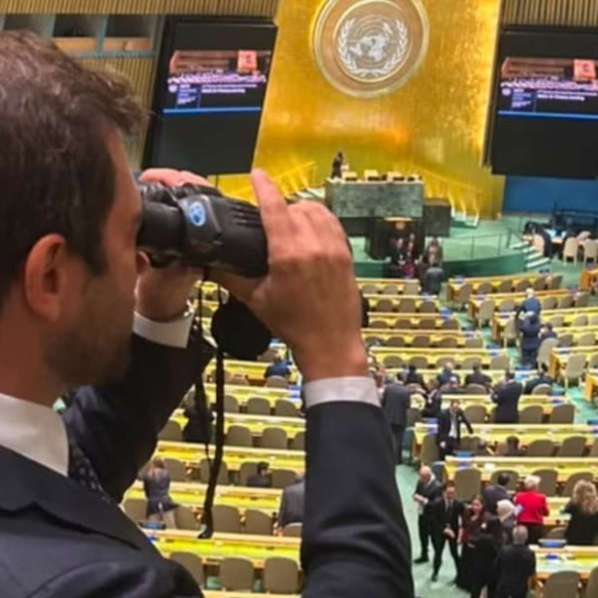Repórter da Globo leva binóculo à ONU para acompanhar reações de líderes durante discursos