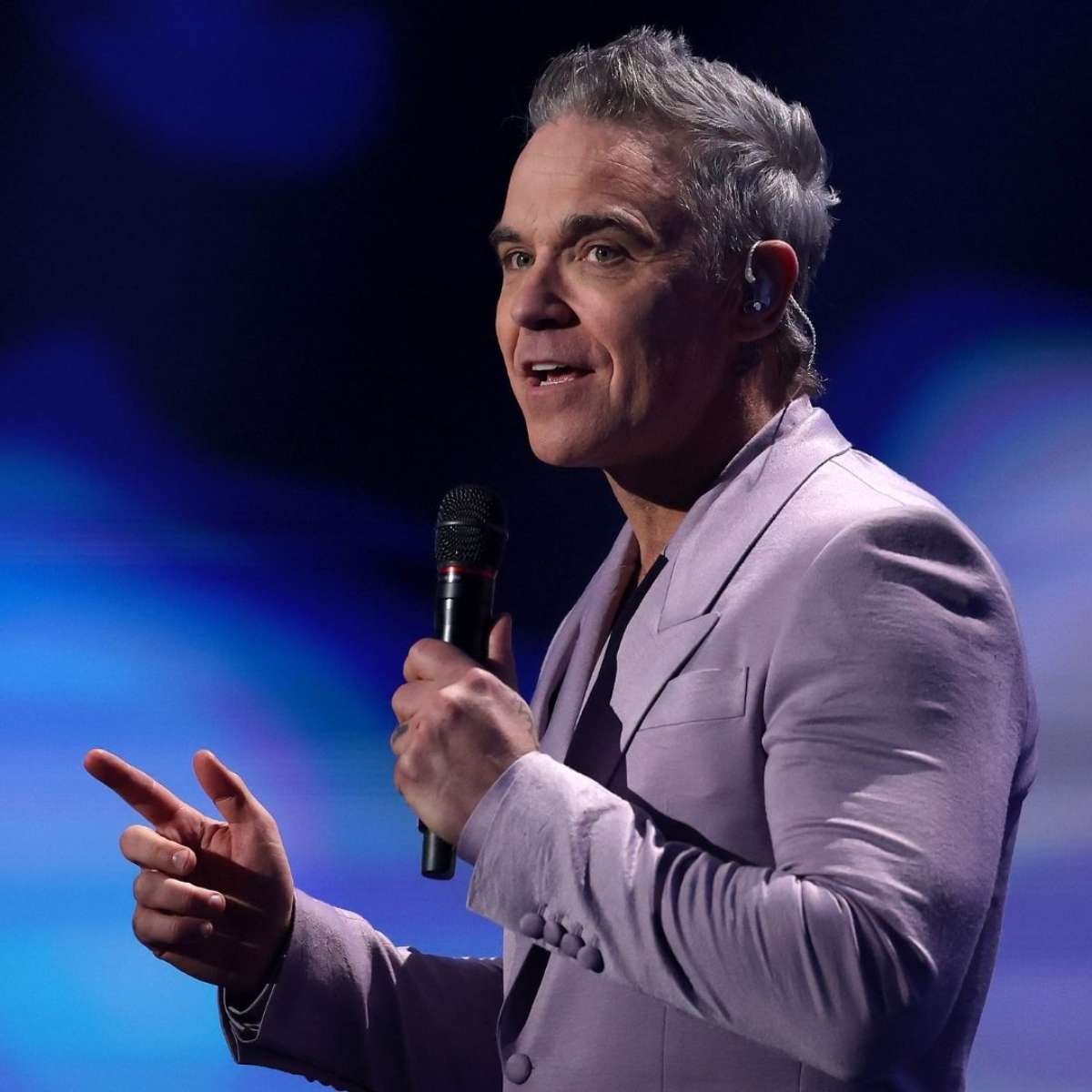 Show de Robbie Williams no Peru é cancelado e artista canta para fãs em frente a hotel