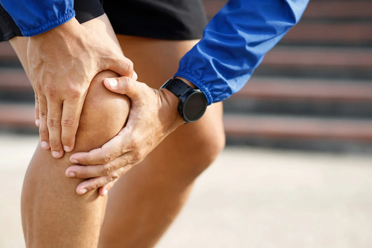 Dores articulares: 3 exercícios para fazer em casa e aliviar o desconforto