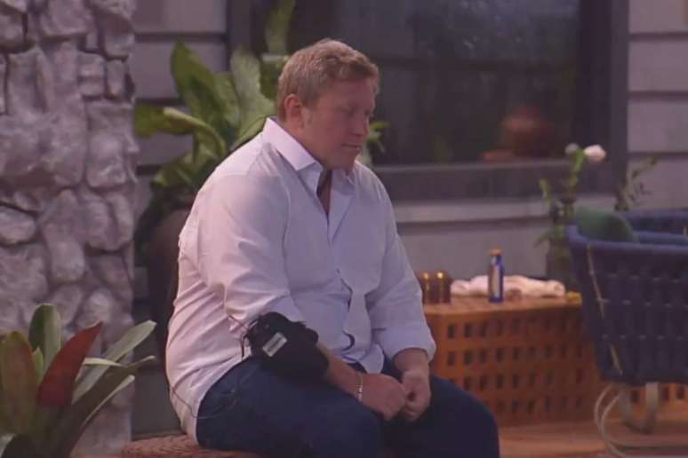 Madrugada em 'A Fazenda 18' tem peoas apoiando permanência de Serginho e muita apreensão