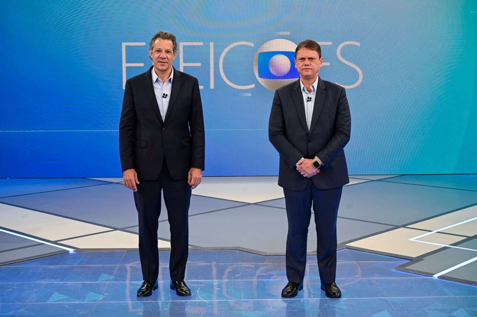 Os candidatos Fernando Haddad (PT) e Tarcísio de Freitas (Republicanos) no estúdio da TV Globo para participar do debate entre candidatos ao governo de São Paulo.