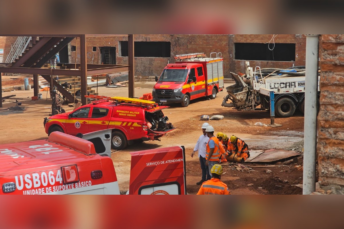 Bombeiros resgatam trabalhador galeria
