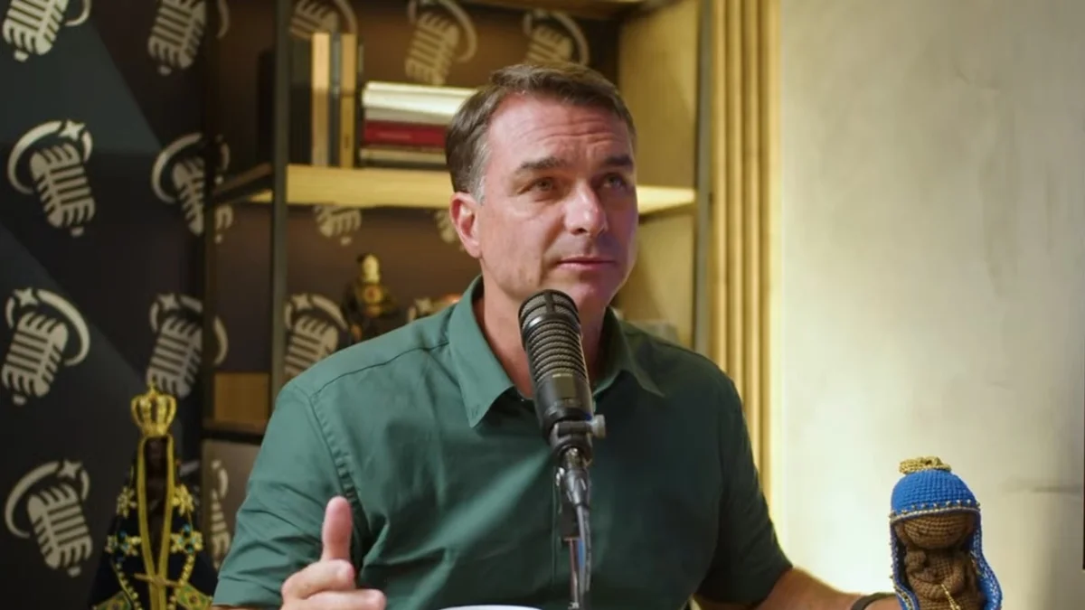 O tempo fechou para Flávio Bolsonaro a quatro dias das eleições