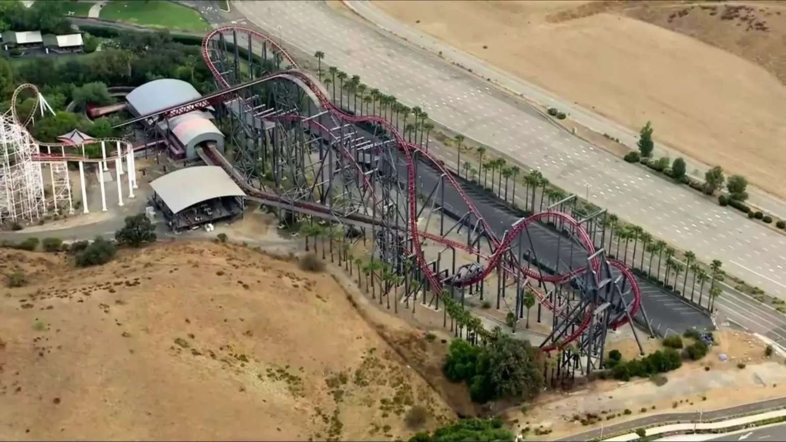 Vista aérea da montanha-russa X2, no Six Flags Magic Mountain, na Califórnia, Estados Unidos
