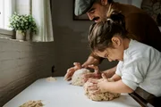 Bolo de milho engorda? Nutricionista explica como incluir na dieta