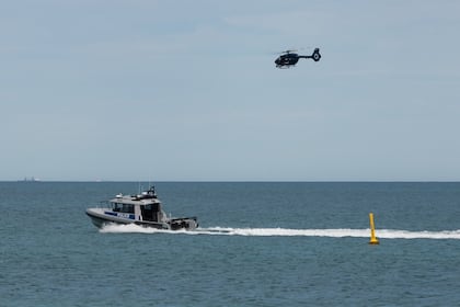 O ministro dos Transportes não garante que os preços não subirão após a privatização do aeroporto, prometendo que as taxas serão 'parcialmente regulamentadas'.
