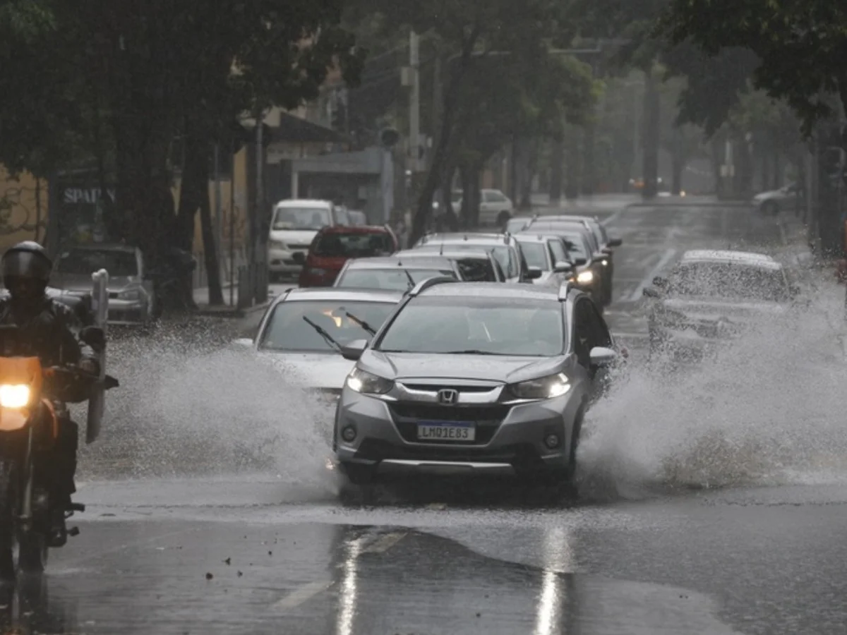 Rio tem alerta severo para rajadas de vento, pancadas de chuva e raios