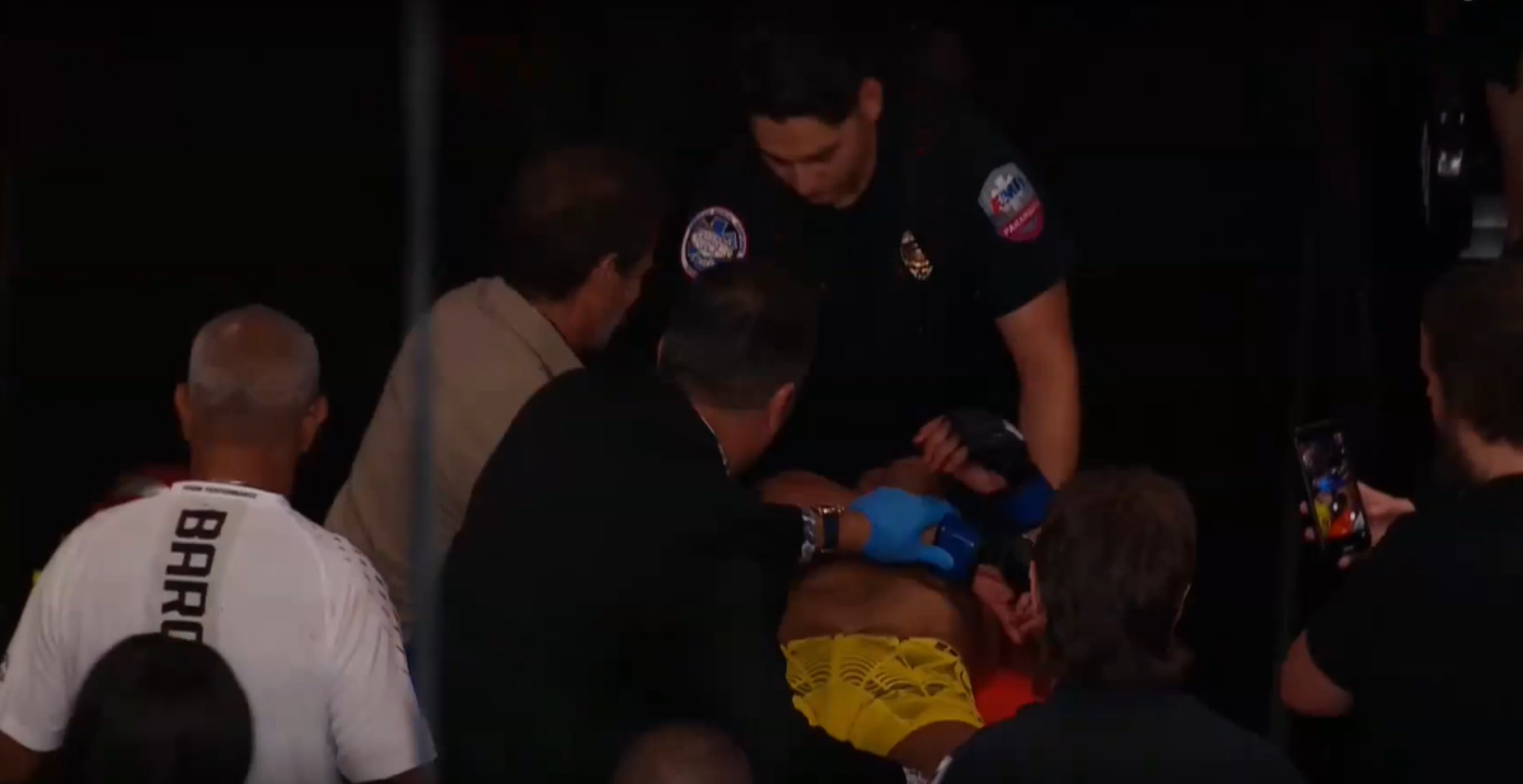 Raoni Barcelos saiu de maca após sua luta no UFC Vegas 121