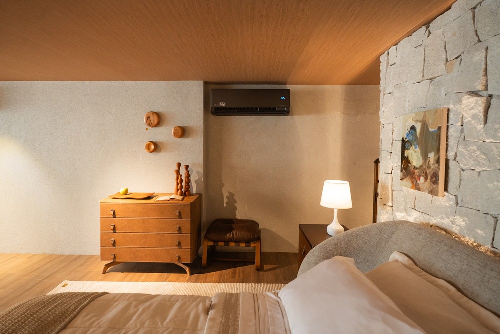 No quarto, a temperatura pode ser mais elevada sem que isso aumente a sensação de calor ao dormir — Foto: Midea/Divulgação