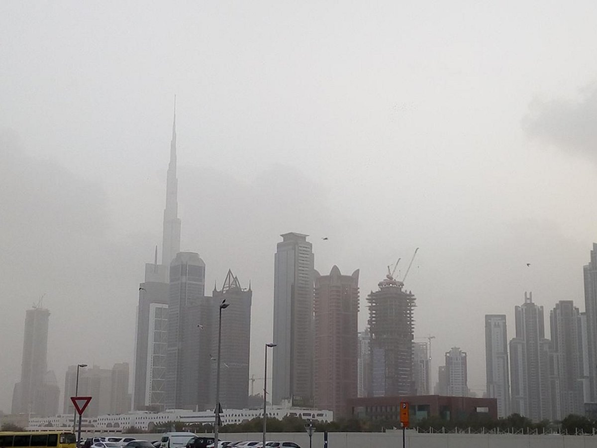 Previsão do tempo dos EAU: Temperaturas devem cair com neblina e poeira soprada esperadas até o fim de semana