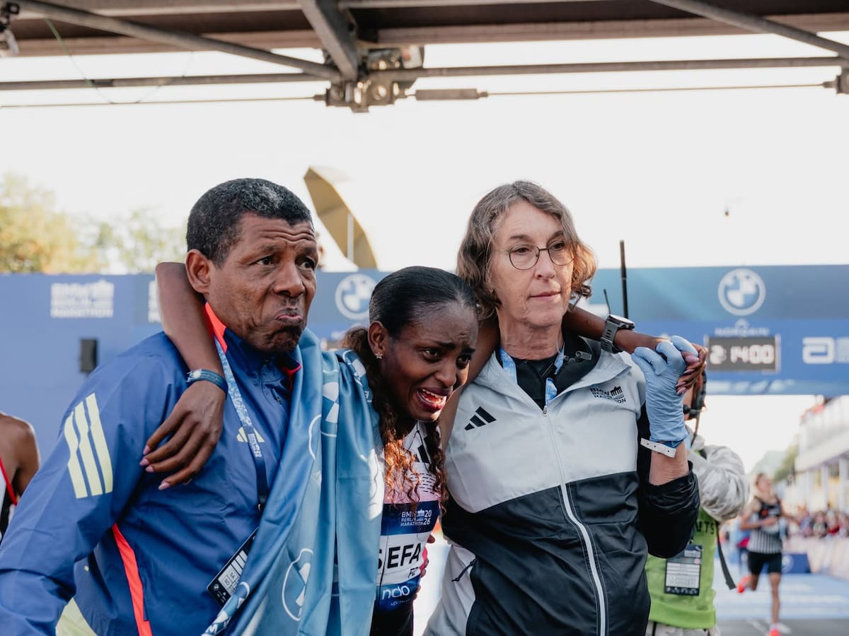 Tigst Assefa se consagró campeona, pese a sufrir una rotura completa y compleja del tendón de Aquiles de la pierna derecha (Foto: Instagram/@berlinmarathon)