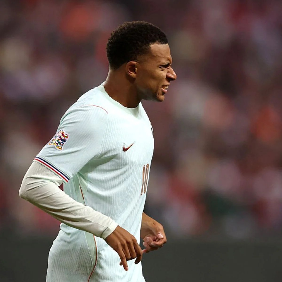Mbappé marca gol contra a Turquia, sente joelho esquerdo e deixa o gramado