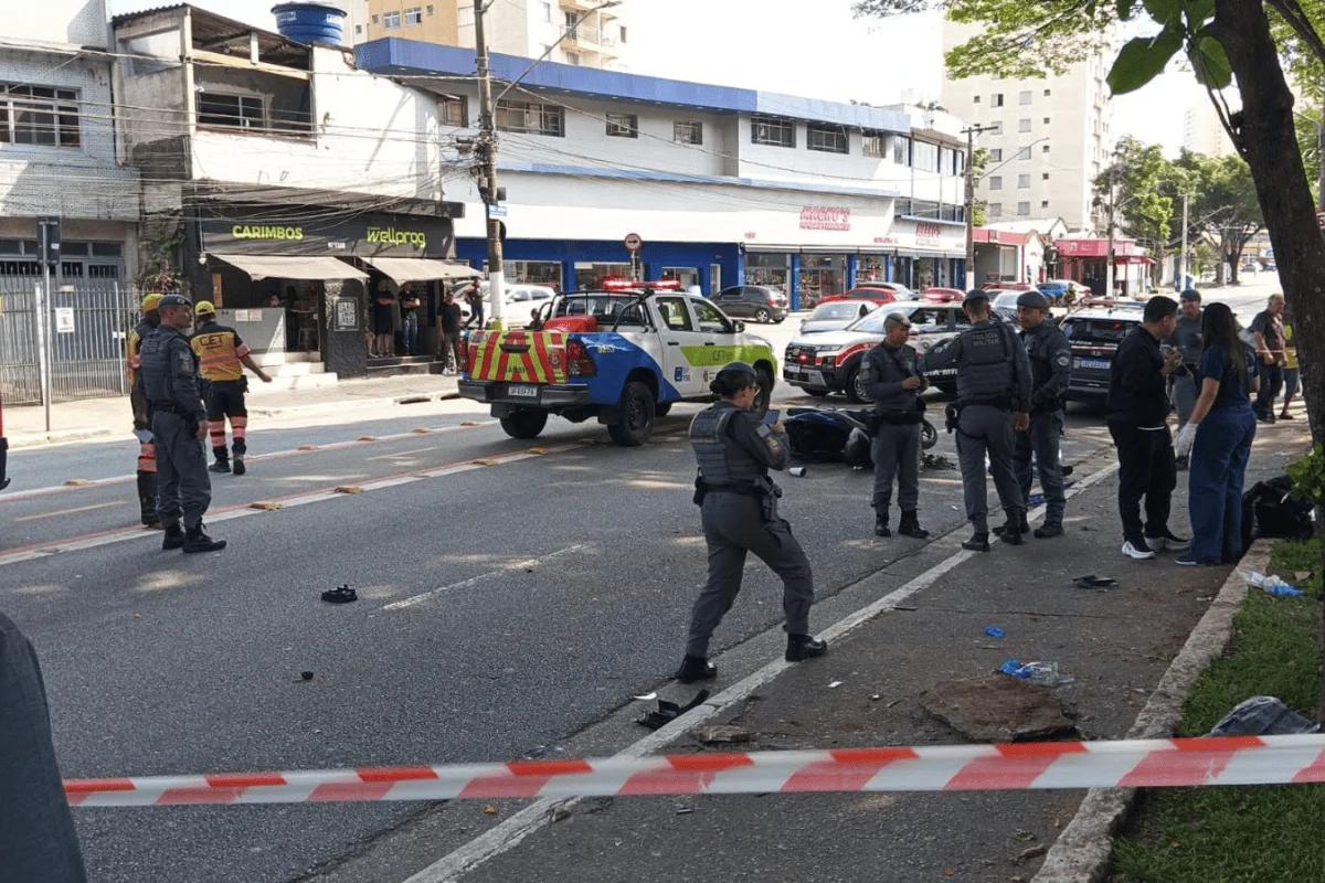 Imagem colorida de acidente em que motorista de carro teve mal súbito e matou um motociclista - Metrópoles