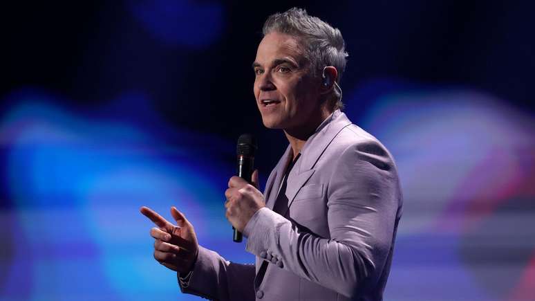 Show de Robbie Williams no Peru é cancelado e artista canta para fãs em frente a hotel