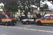 Carro bate em moto, sobe em calçada e deixa um morto e 4 feridos em SP - imagem 2