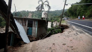 Foto de uma casa em um terreno que cedeu na comunidade Kilometro 42, próximo a Acapulco, estado de Guerrero, México, após a passagem do furacão Otis — Foto: RODRIGO OROPEZA/AFP