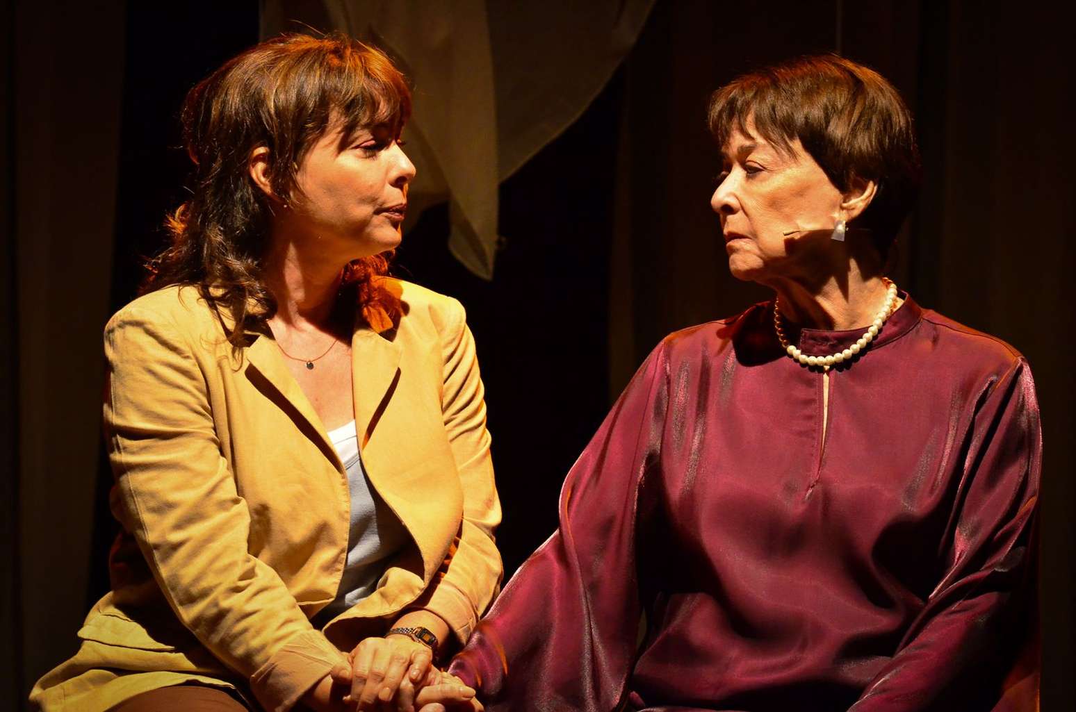 Regiane Alves e Nívea Maria em cena com a peça 'Querida Mamãe'