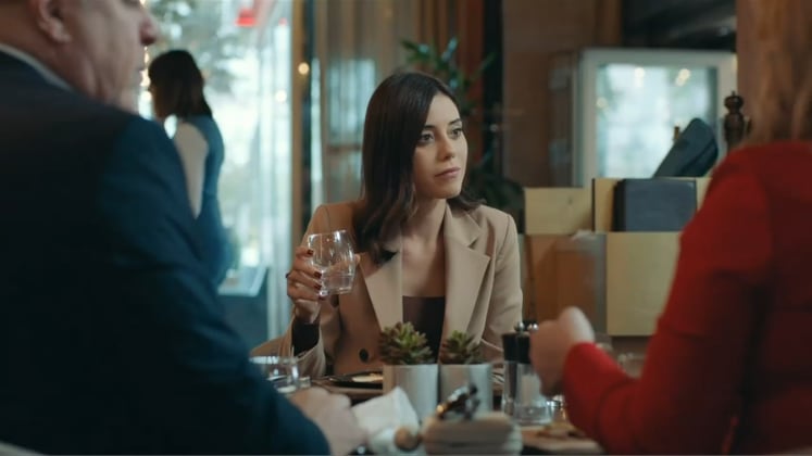 Mert em Iludida, ator turco chama a atenção de fãs em sessão de fotos: ‘Que vilão lindo!’