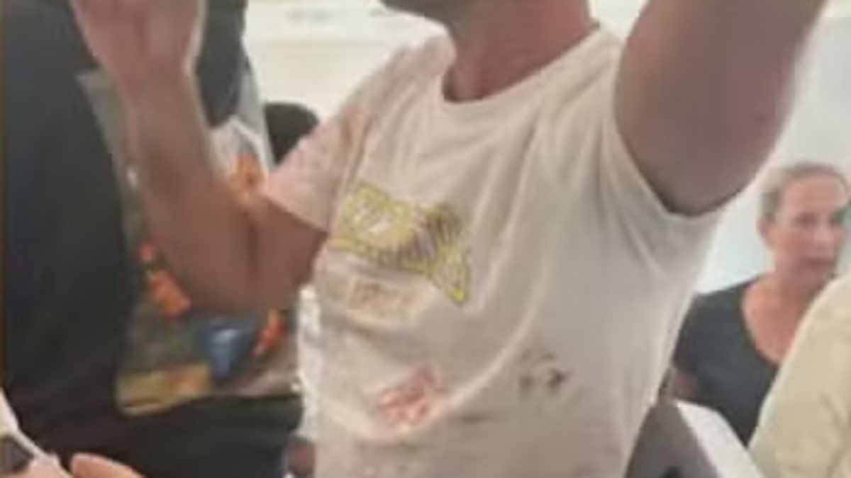 ‘Sangue por toda parte’: passageiros relatam horror em voo para Israel após piloto ser esfaqueado
