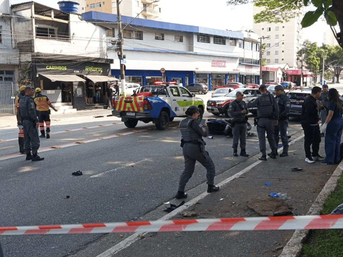 Carro bate em moto, sobe em calçada e deixa um morto e 4 feridos em SP