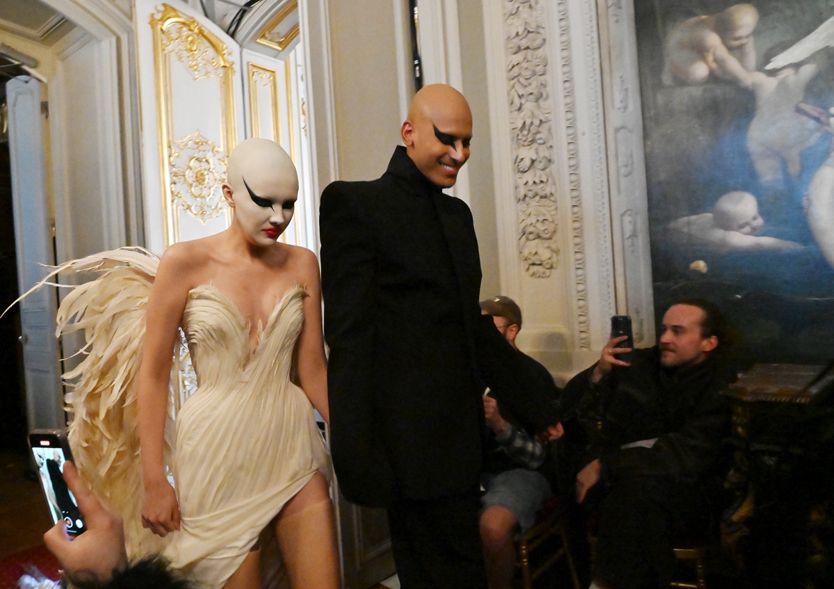 Os designers da Matières Fécales, Hannah Rose Dalton e Steven Raj Bhaskaran
