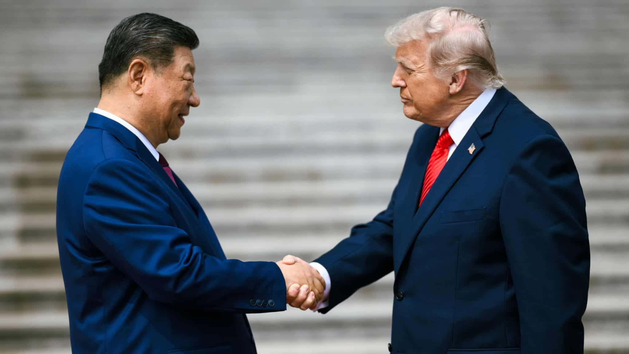 Xi Jinping apertando a mão de Donald Trump