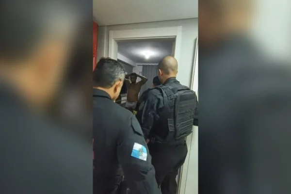 Agiota é preso no Rio após extorquir e ameaçar vítimas com fotos de armas . Veja vídeo