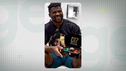 Cristiano Ronaldo presenteia Ngannou com relógio de R$ 660 mil